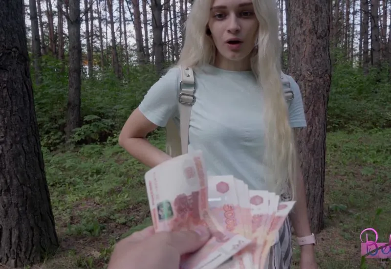 Dùng tiền gạ nắc em gái hám tiền ngay trong rừng vắng vẻ